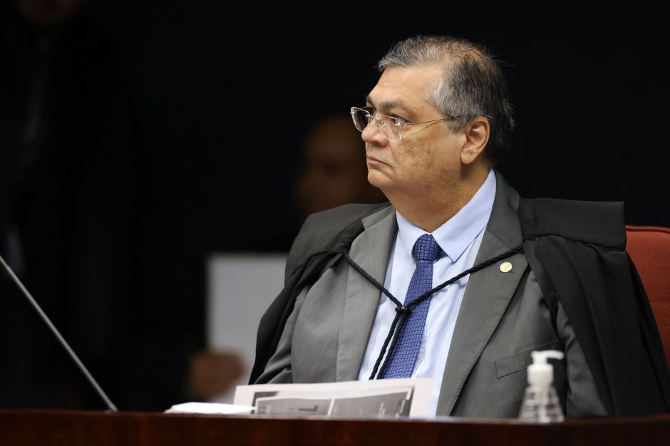 Dino: há militares “mais apaixonados por armas do que por seus cônjuges“