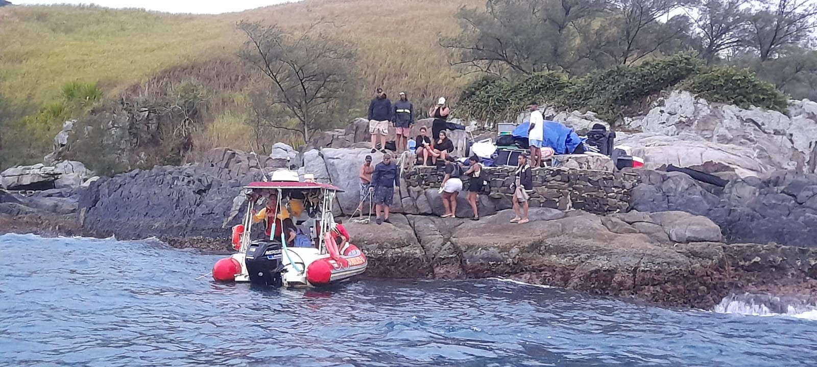 Grupo fica preso em ilha após embarcação bater em pedras em Cabo Frio