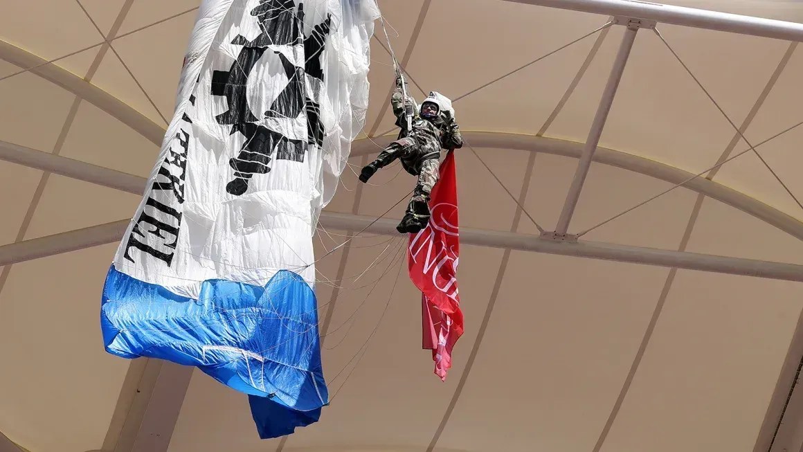 Paraquedista fica preso no teto de estádio e atrasa jogo na França