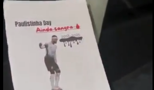 Corintianos colam adesivos com provocação ao Palmeiras em estádio do rival