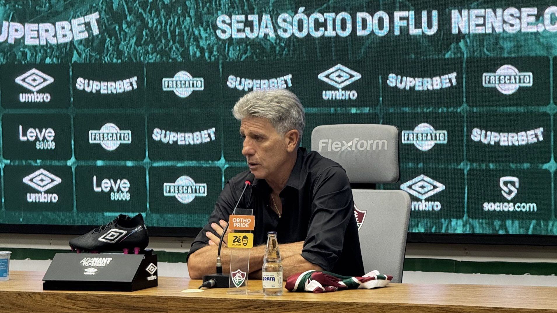 Apresentação de Renato no Fluminense tem “perrengue“ durante coletiva; veja
