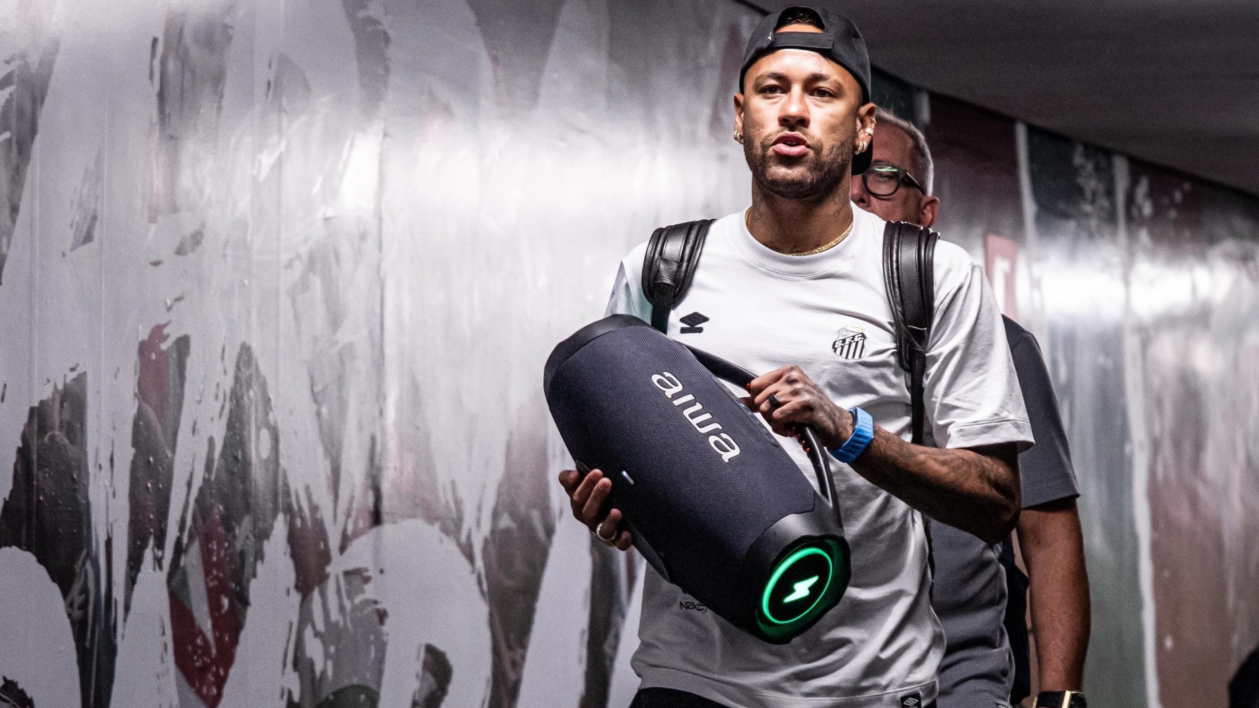 Neymar volta a jogar pelo Santos e estreia no Brasileirão