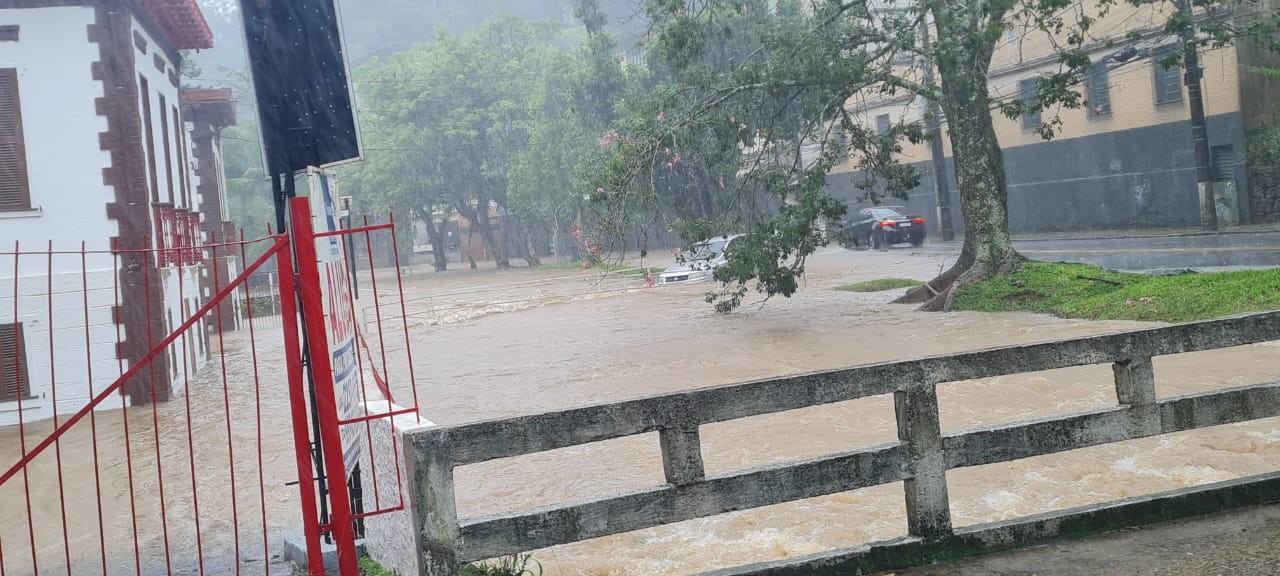 Prefeitura de Petrópolis decreta situação de emergência; cidade registrou mais de 300 mm de chuva em 24h | Região Serrana