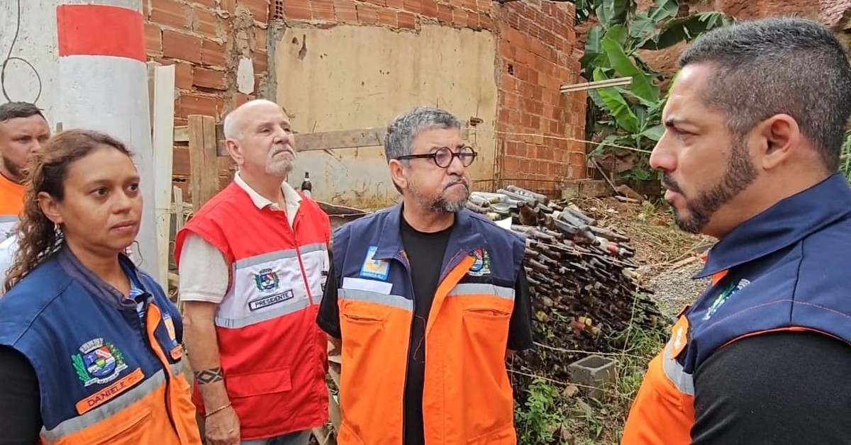 Deslizamento de encosta ameaça derrubar casas e famílias precisam deixar imóveis em Maricá