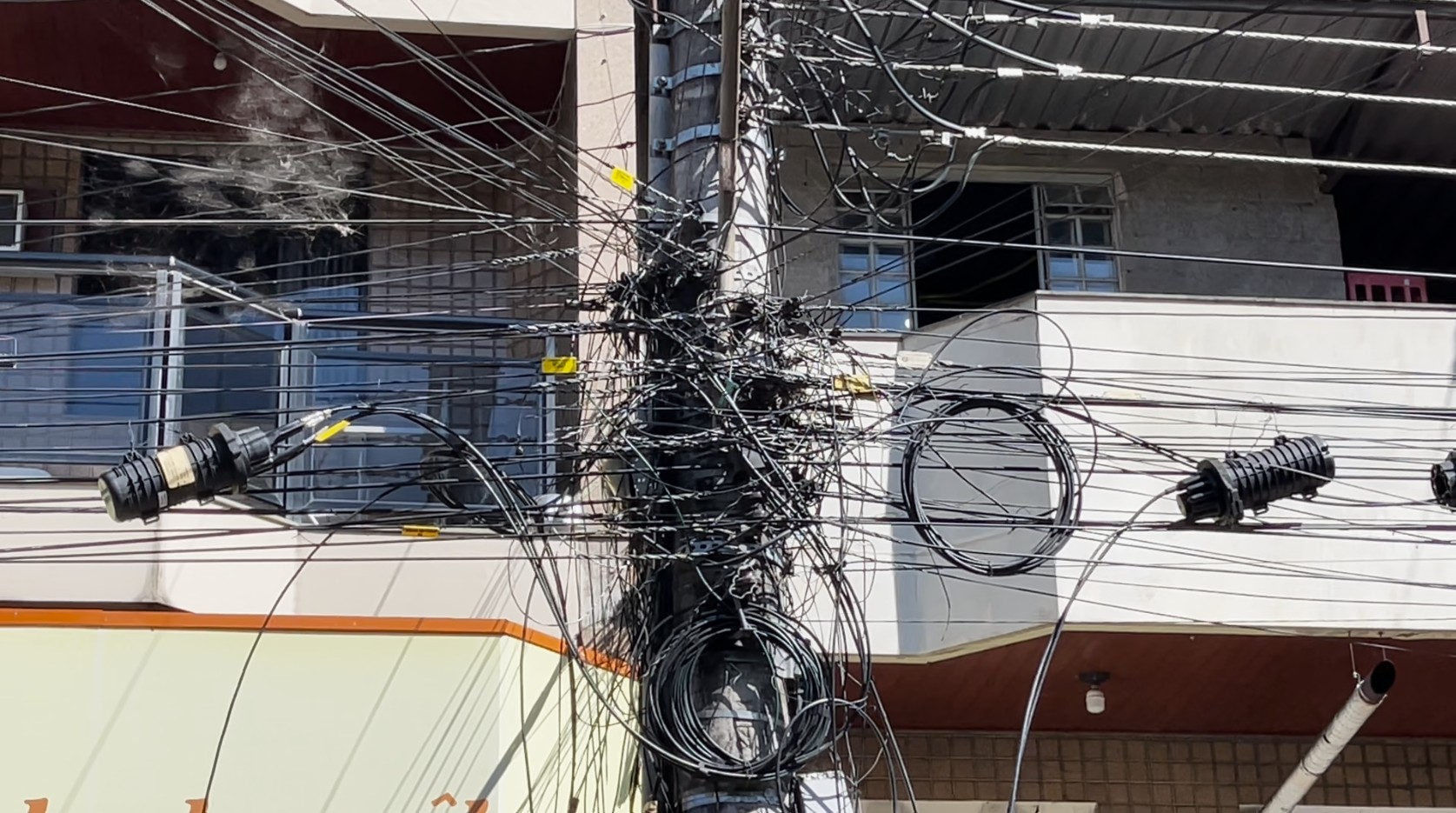 Câmara de Santo Antônio de Pádua discute desordem nos postes e cobra organização de cabos de internet e luz | Norte Fluminense