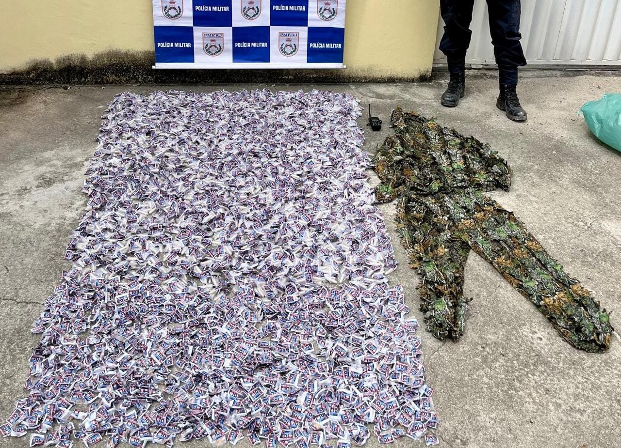 PM encontra roupa camuflada e farta quantidade de drogas em Araruama após ver suspeitos em fuga