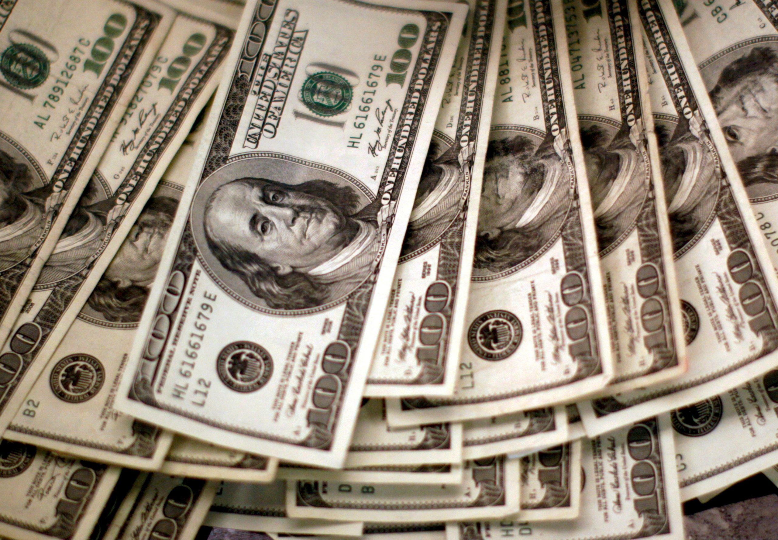 Dólar sobe na abertura com investidores em compasso de espera por decisões de juros da Superquarta