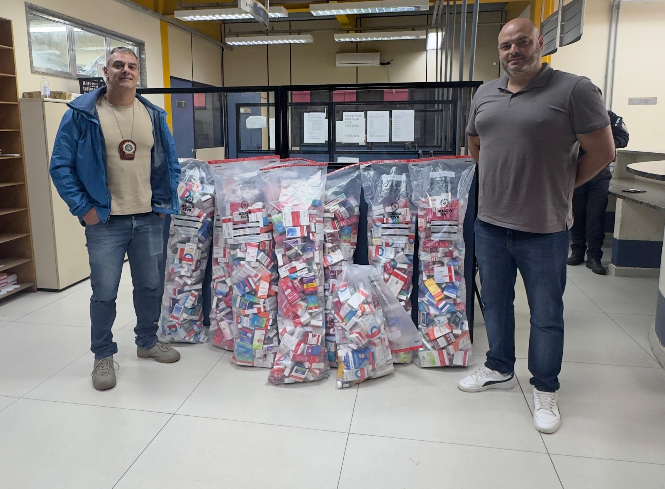 Polícia Civil doa medicamentos recolhidos ao Hospital Raul Sertã, em Friburgo