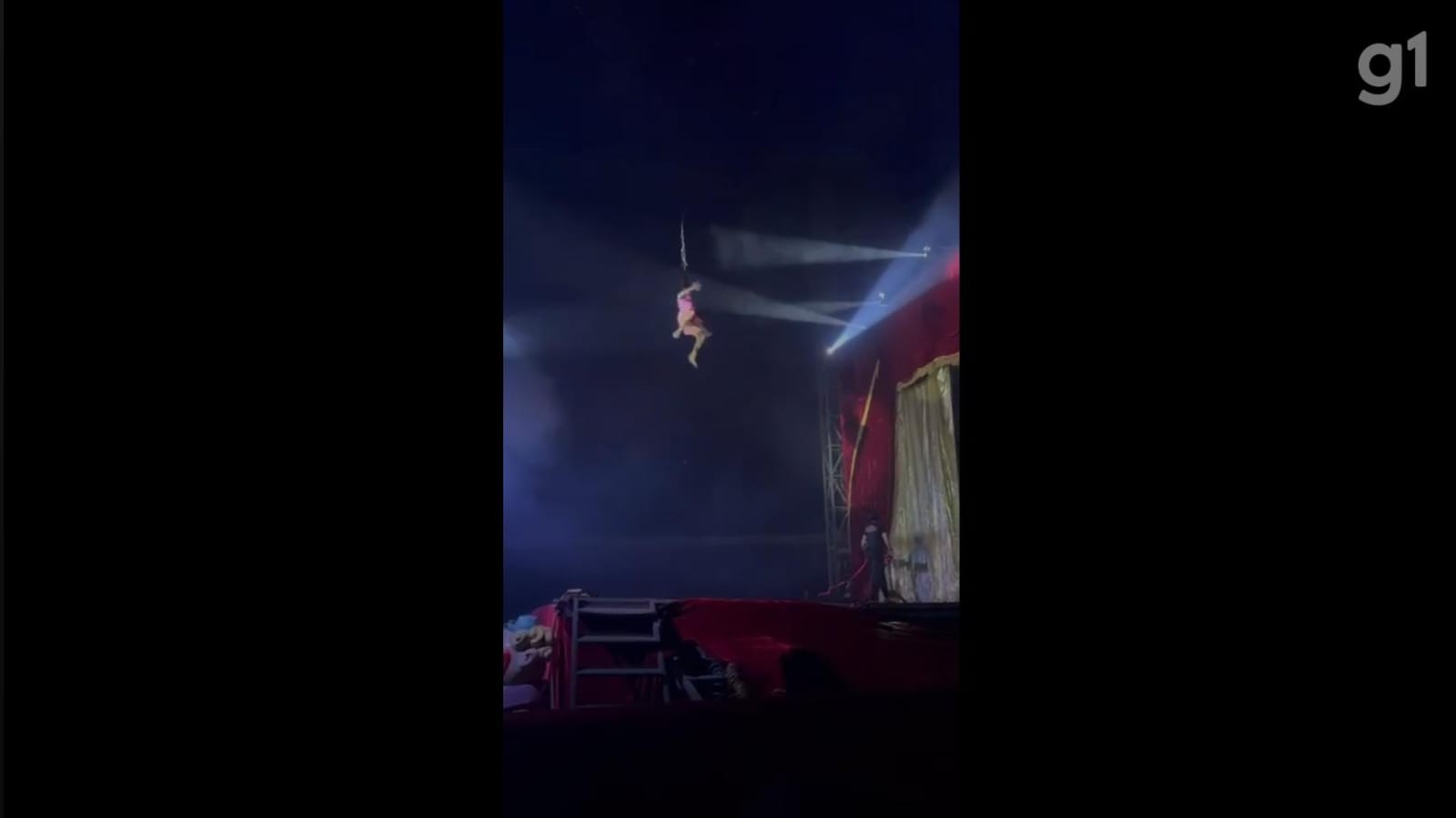artista circense sofre queda ao se apresentar suspensa pelos cabelos