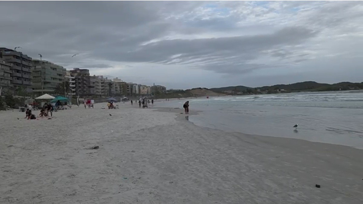 Praia do Forte amanhece vazia no início do feriadão em Cabo Frio