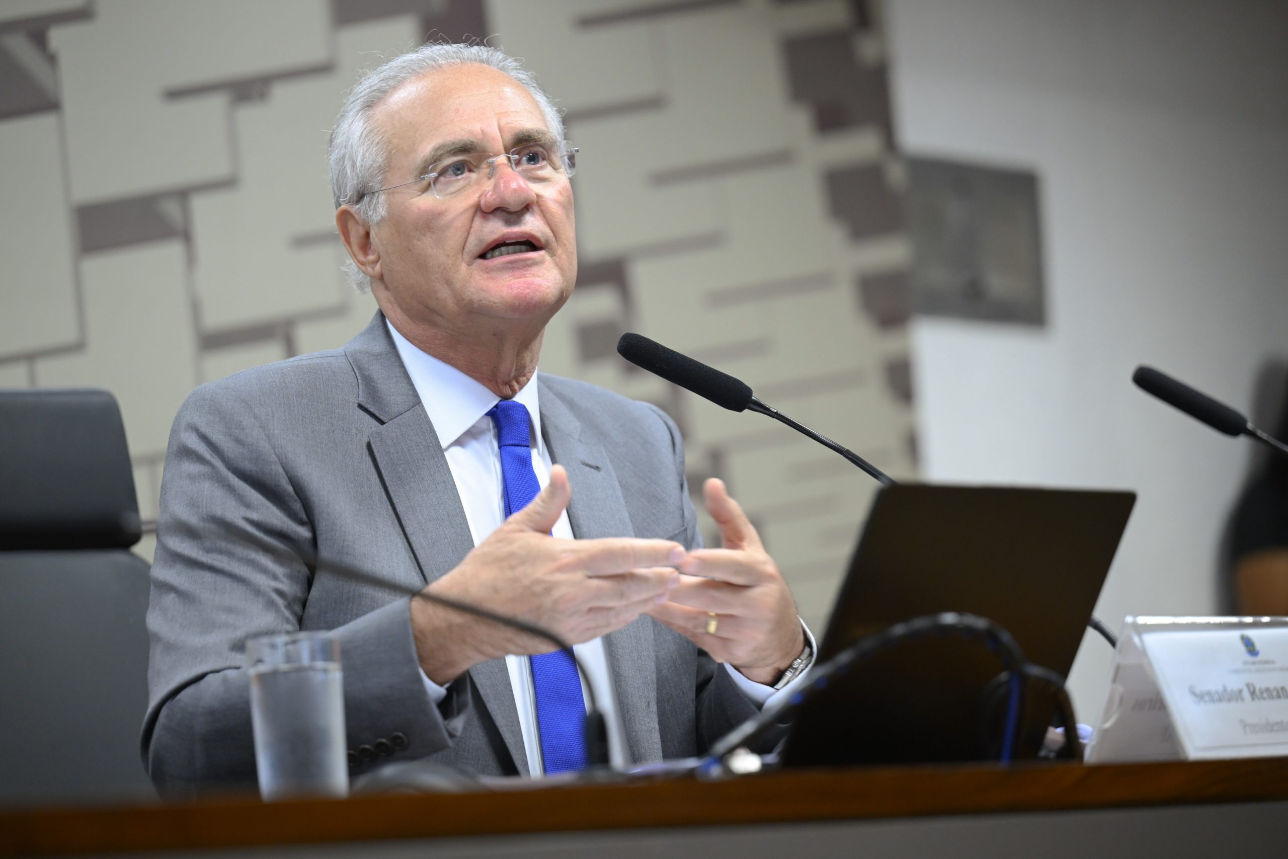 Alcolumbre escolhe Renan Calheiros para relatar projeto que amplia isenção do IR no Senado