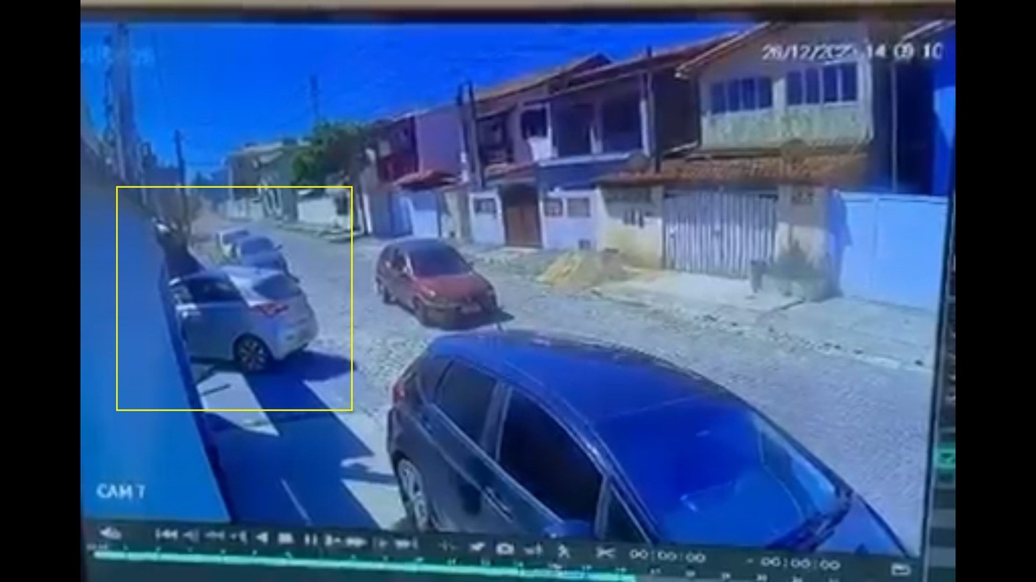 Motorista embriagado bate em portão de casa em São Pedro da Aldeia