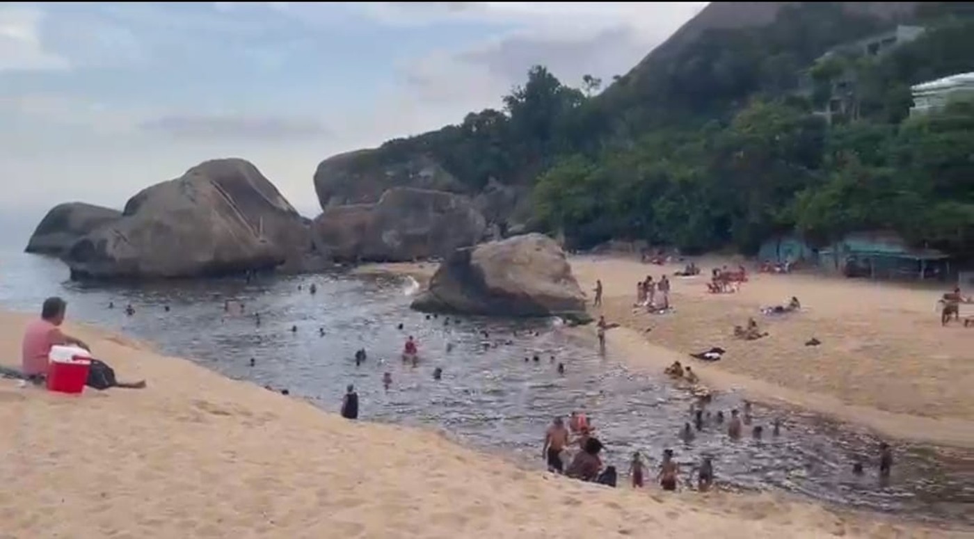Guarda-vidas resgatam criança que se afogava em canal de Maricá
