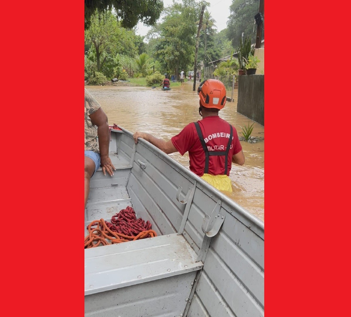 Bombeiros resgatam famílias com barcos em pontos de alagamento em Rio Bonito