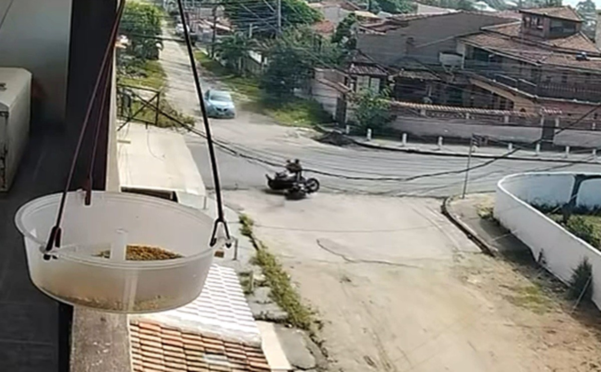 Homem perde controle da moto e é arremessado durante fuga policial em Saquarema; VÍDEO