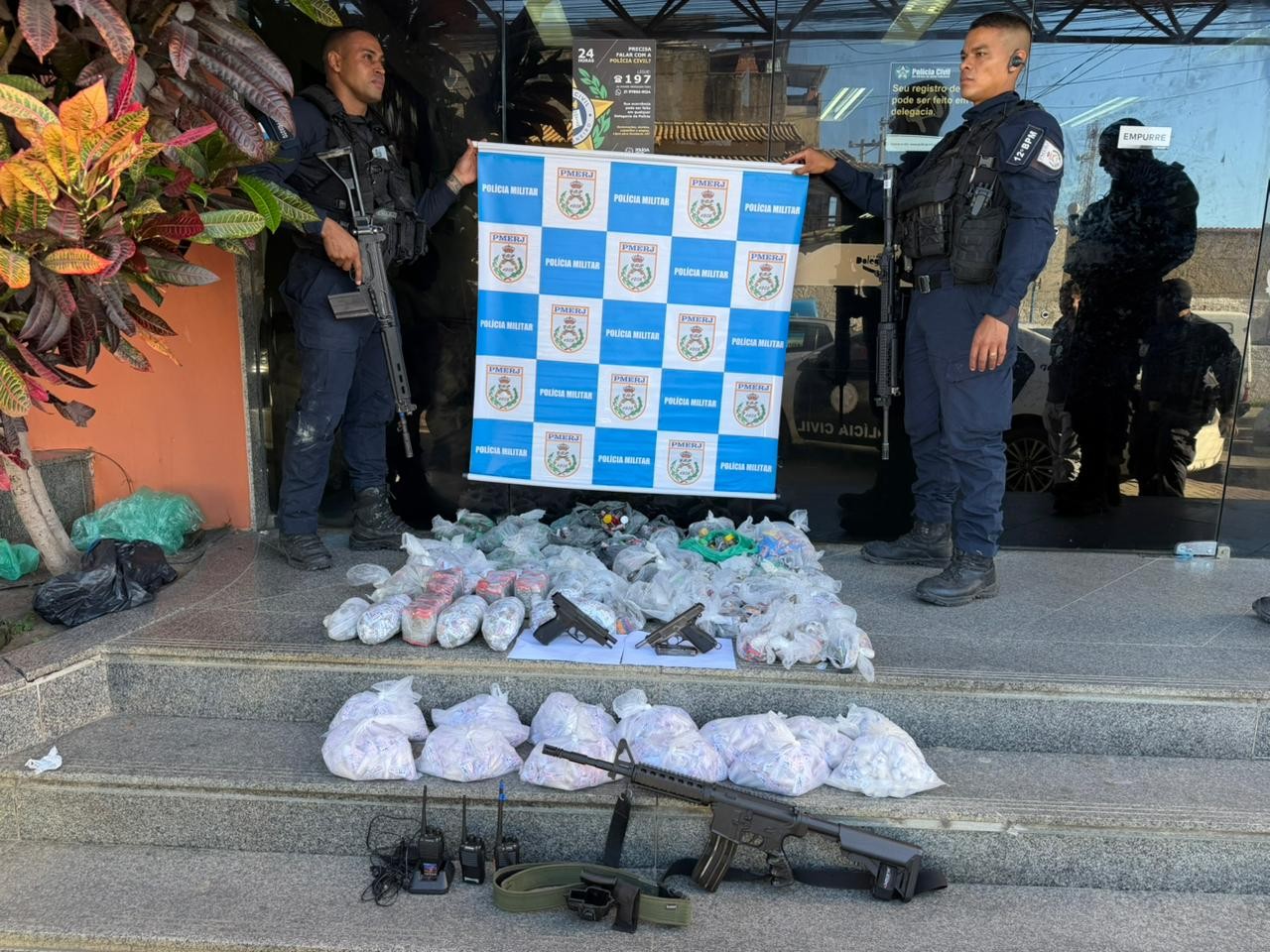 Polícia Militar apreende réplica de fuzil e prende quatro homens em comunidade de Maricá