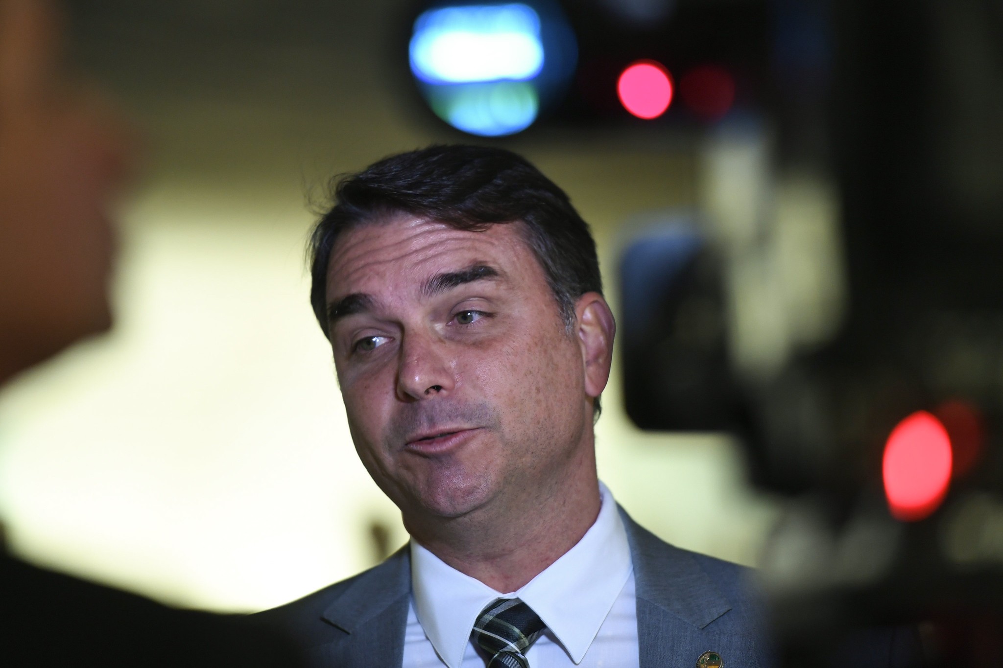 É falso vídeo de Flávio Bolsonaro anunciando auxílio sacolão de ossos