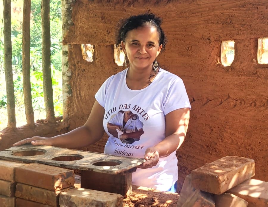 Artesã de Casimiro de Abreu inaugura ateliê que celebra arte e cultura em conexão com a natureza